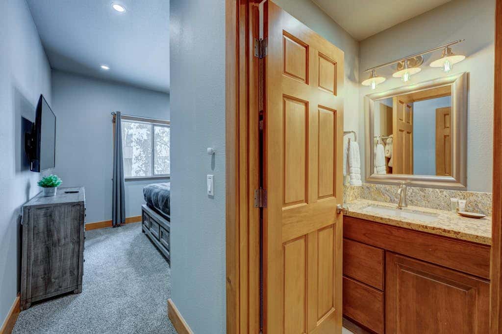 Donner Lake mountain-view delight - multi-level deck & private hot tub views