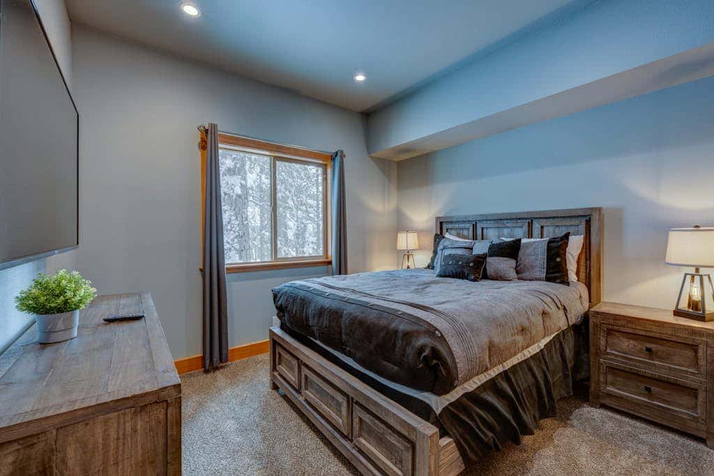 Donner Lake mountain-view delight - multi-level deck & private hot tub views