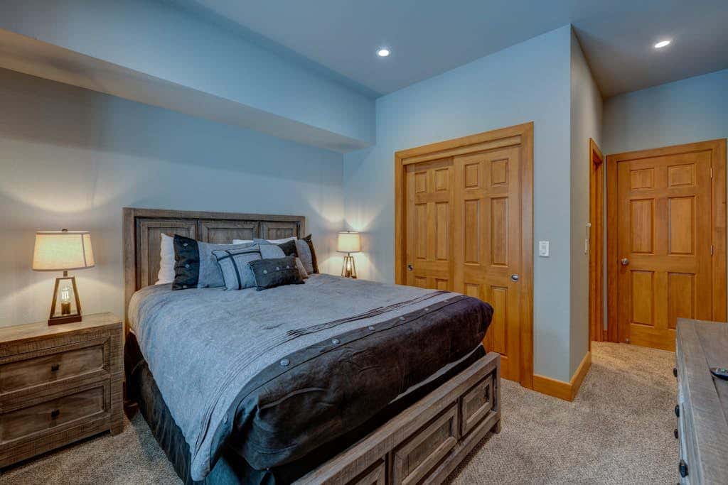 Donner Lake mountain-view delight - multi-level deck & private hot tub views