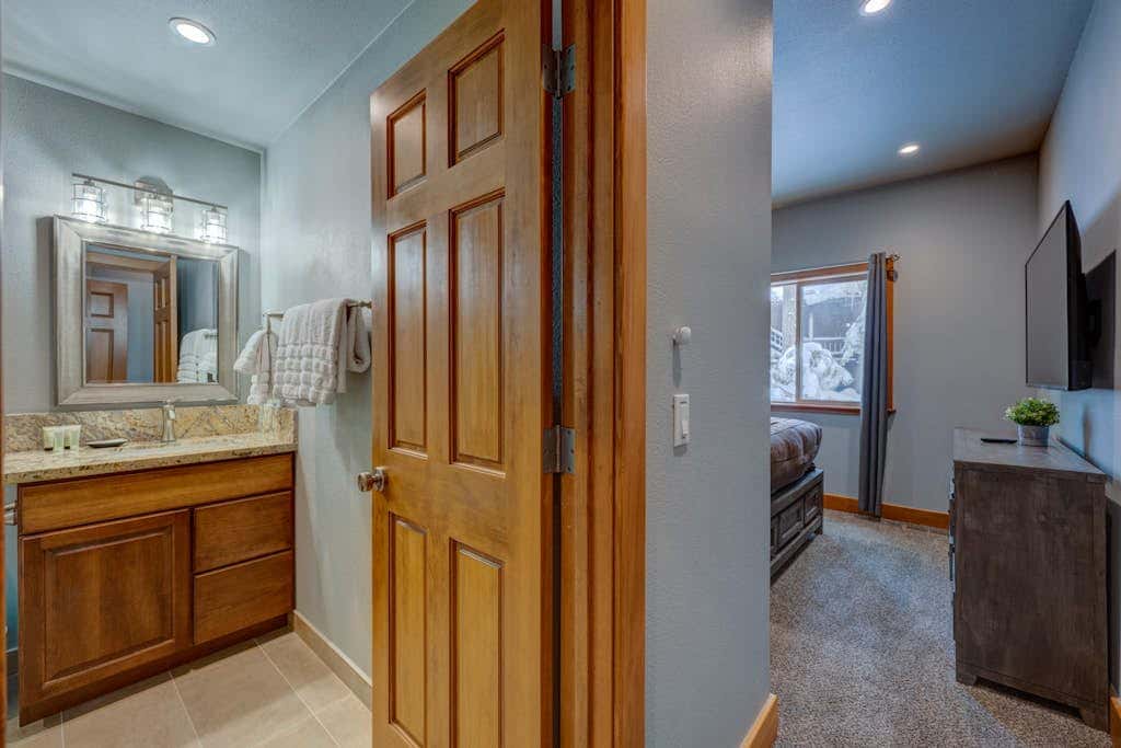 Donner Lake mountain-view delight - multi-level deck & private hot tub views