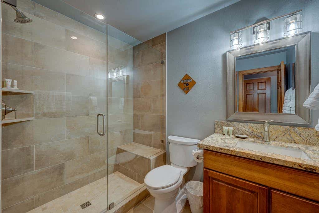 Donner Lake mountain-view delight - multi-level deck & private hot tub views