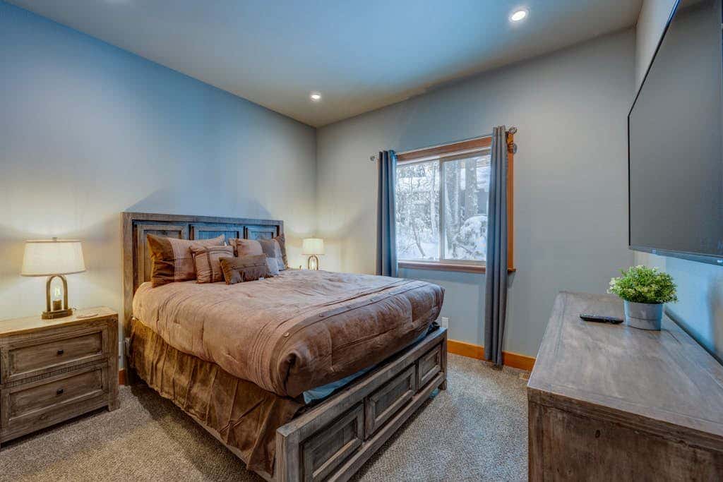 Donner Lake mountain-view delight - multi-level deck & private hot tub views