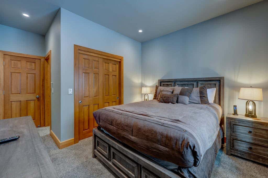 Donner Lake mountain-view delight - multi-level deck & private hot tub views
