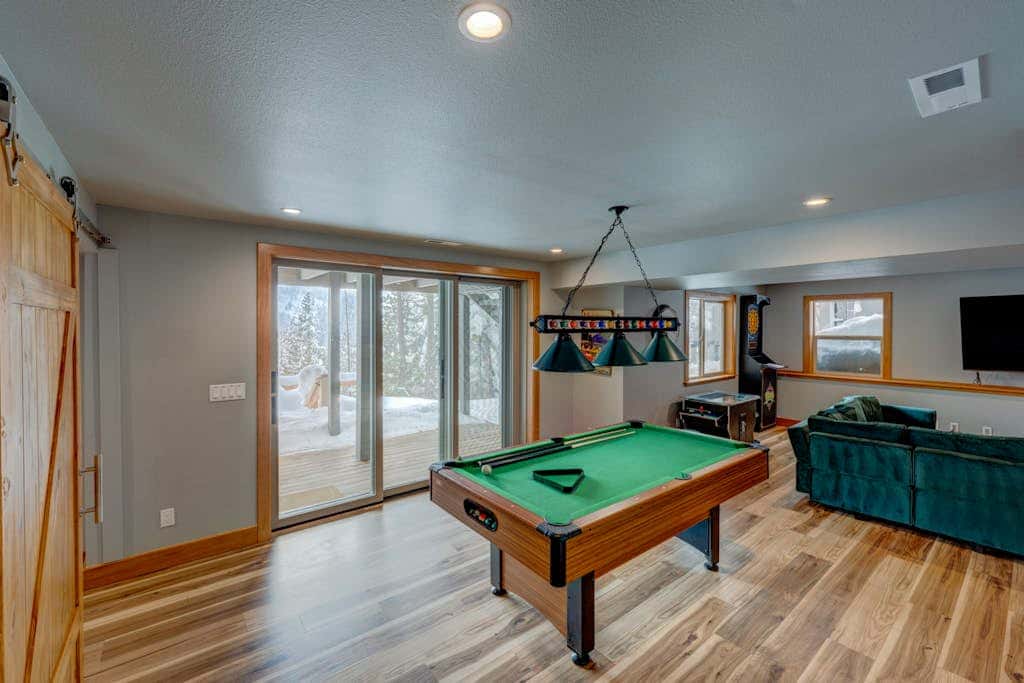 Donner Lake mountain-view delight - multi-level deck & private hot tub views