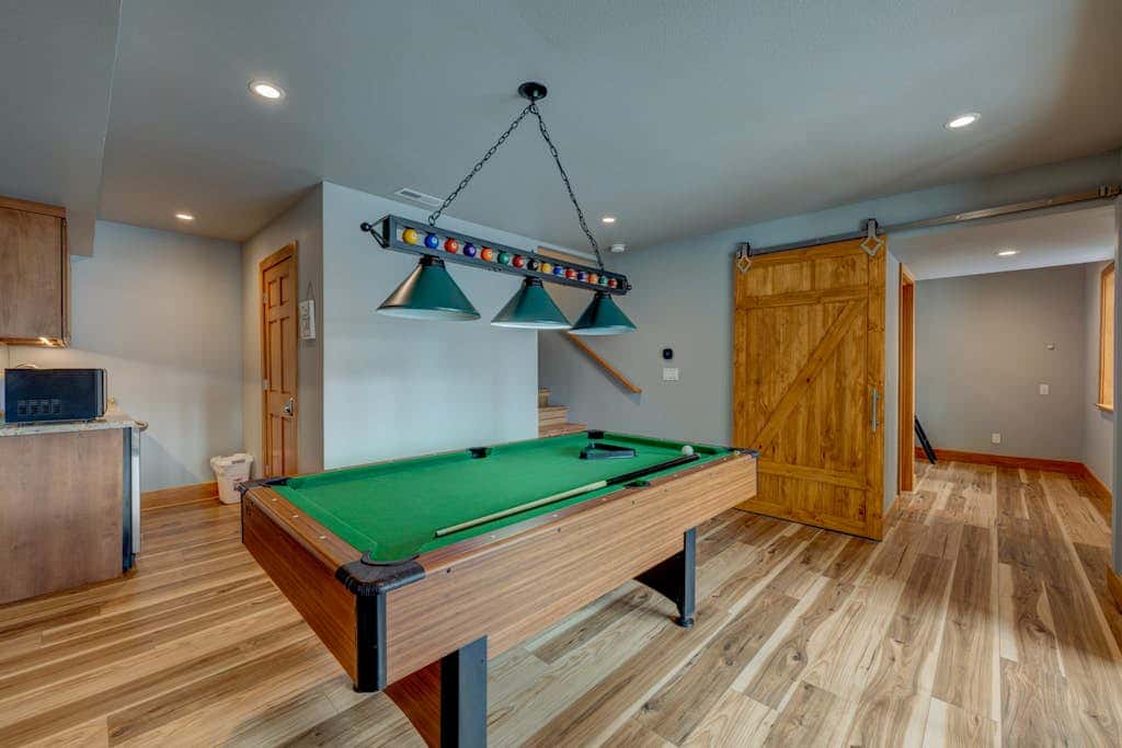 Donner Lake mountain-view delight - multi-level deck & private hot tub views