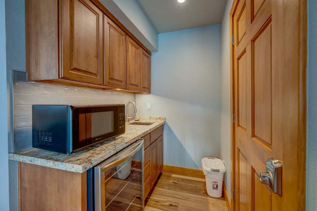 Donner Lake mountain-view delight - multi-level deck & private hot tub views