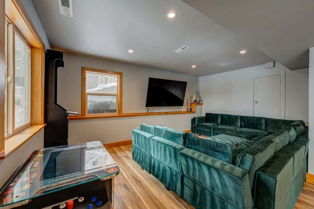 Donner Lake mountain-view delight - multi-level deck & private hot tub views