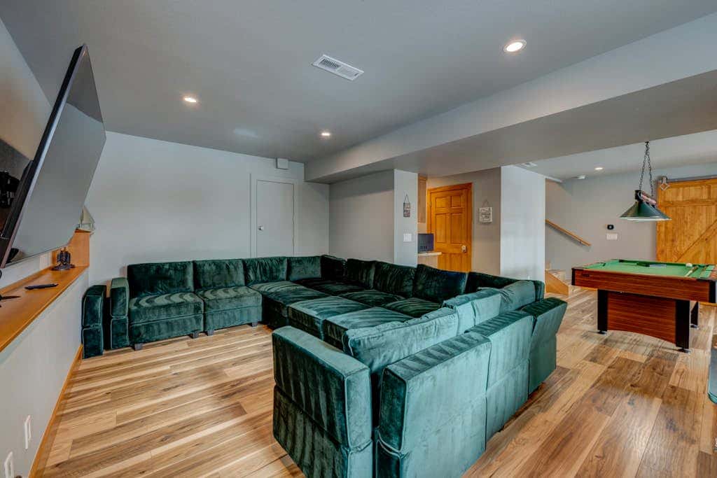 Donner Lake mountain-view delight - multi-level deck & private hot tub views
