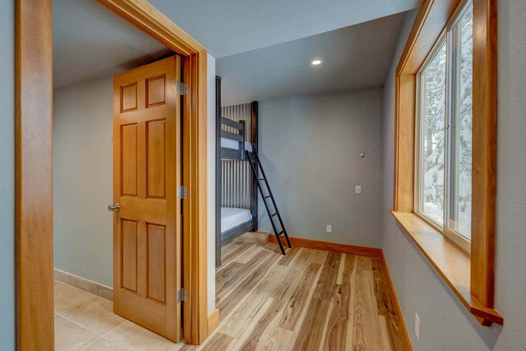 Donner Lake mountain-view delight - multi-level deck & private hot tub views