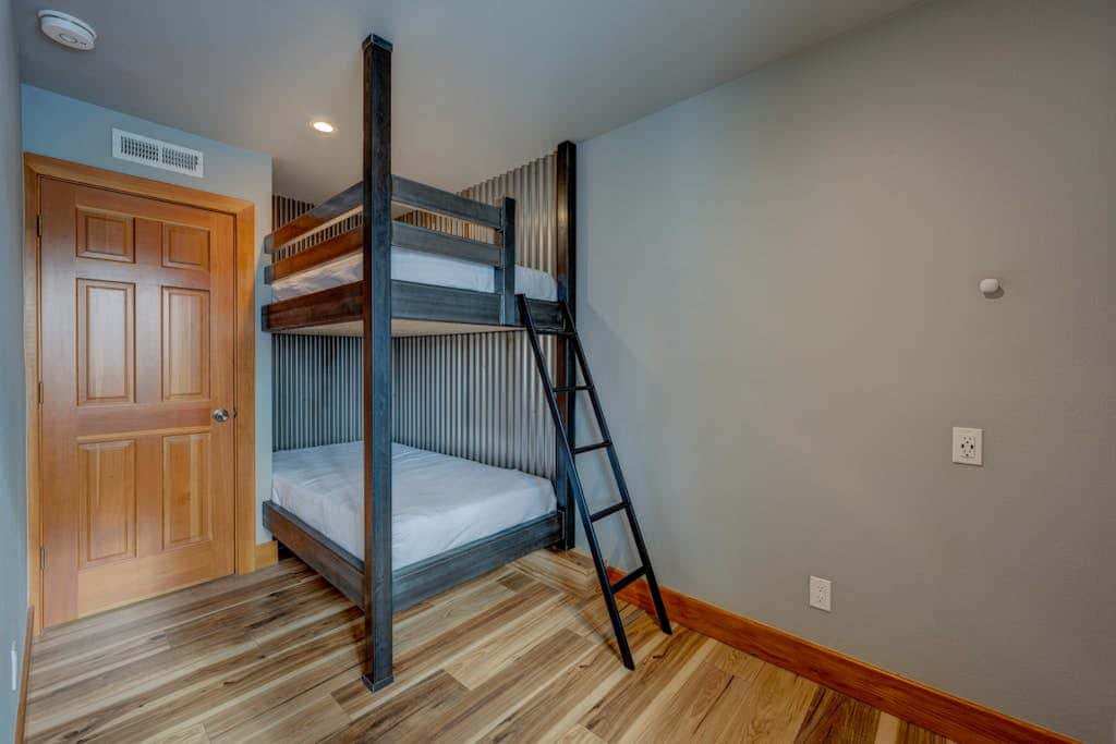 Donner Lake mountain-view delight - multi-level deck & private hot tub views