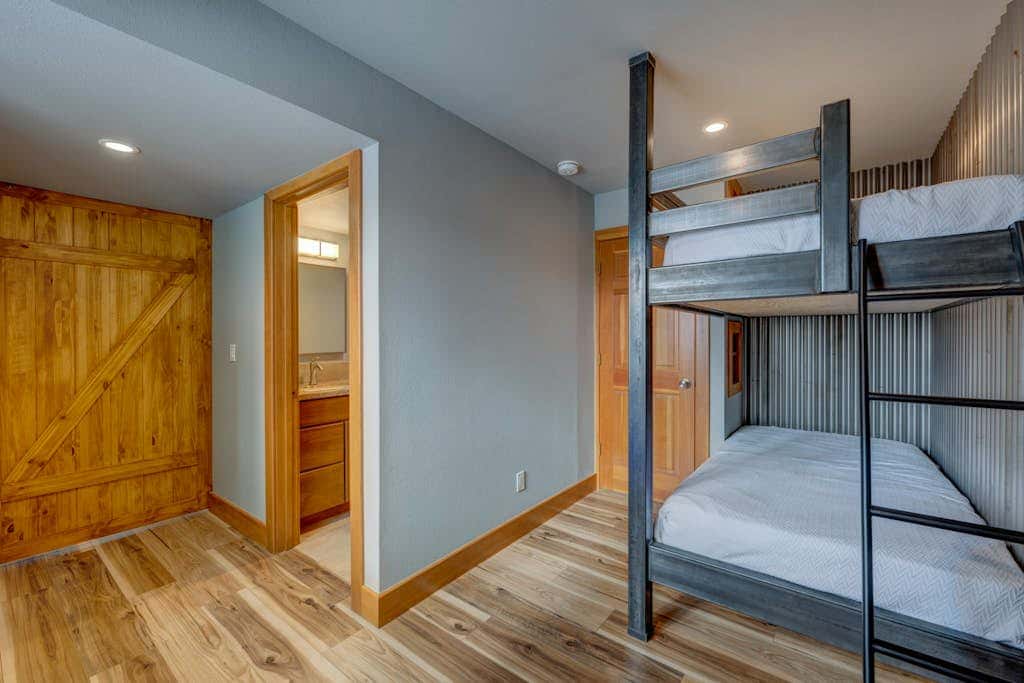 Donner Lake mountain-view delight - multi-level deck & private hot tub views