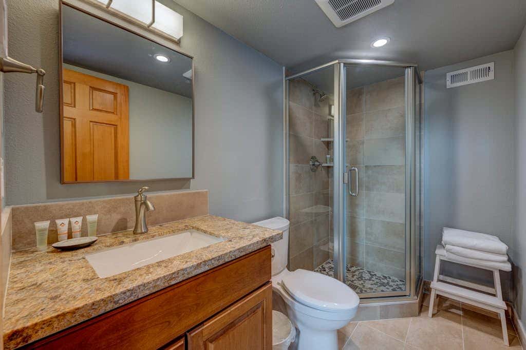 Donner Lake mountain-view delight - multi-level deck & private hot tub views