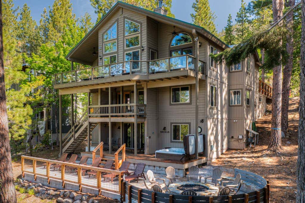 Donner Lake mountain-view delight - multi-level deck & private hot tub views