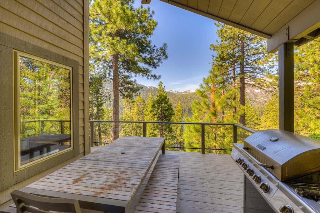 Donner Lake mountain-view delight - multi-level deck & private hot tub views