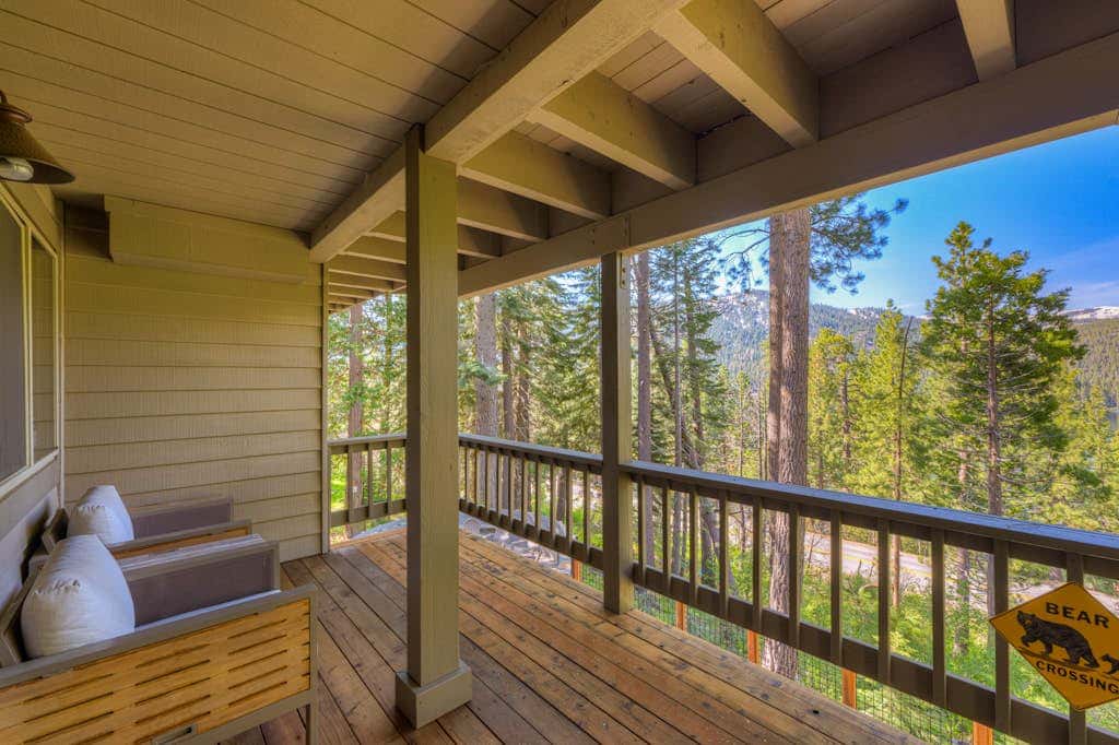 Donner Lake mountain-view delight - multi-level deck & private hot tub views