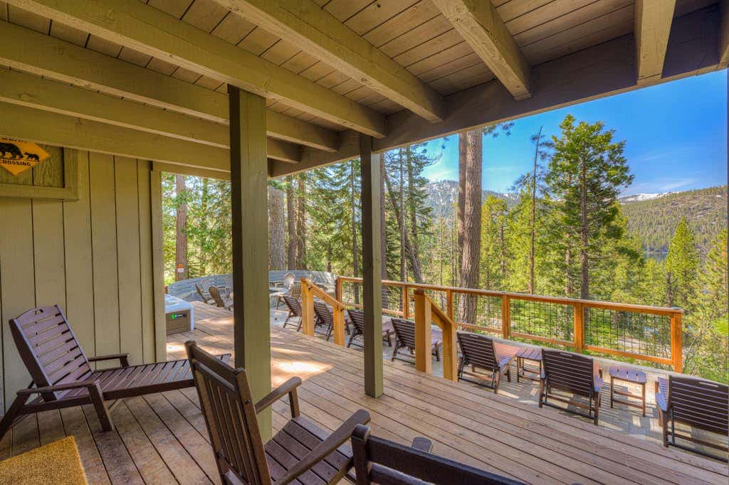 Donner Lake mountain-view delight - multi-level deck & private hot tub views
