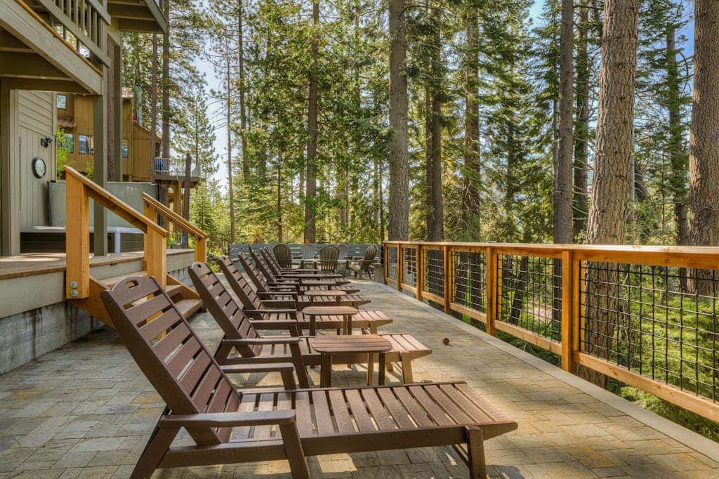 Donner Lake mountain-view delight - multi-level deck & private hot tub views