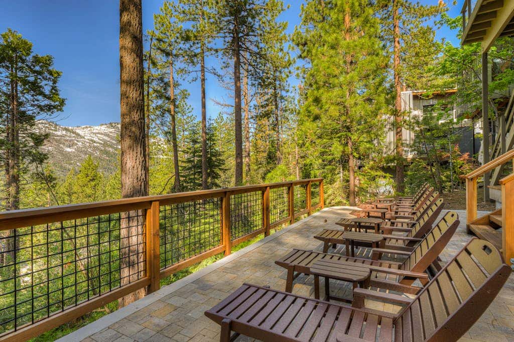 Donner Lake mountain-view delight - multi-level deck & private hot tub views