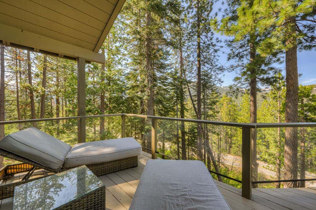 Donner Lake mountain-view delight - multi-level deck & private hot tub views