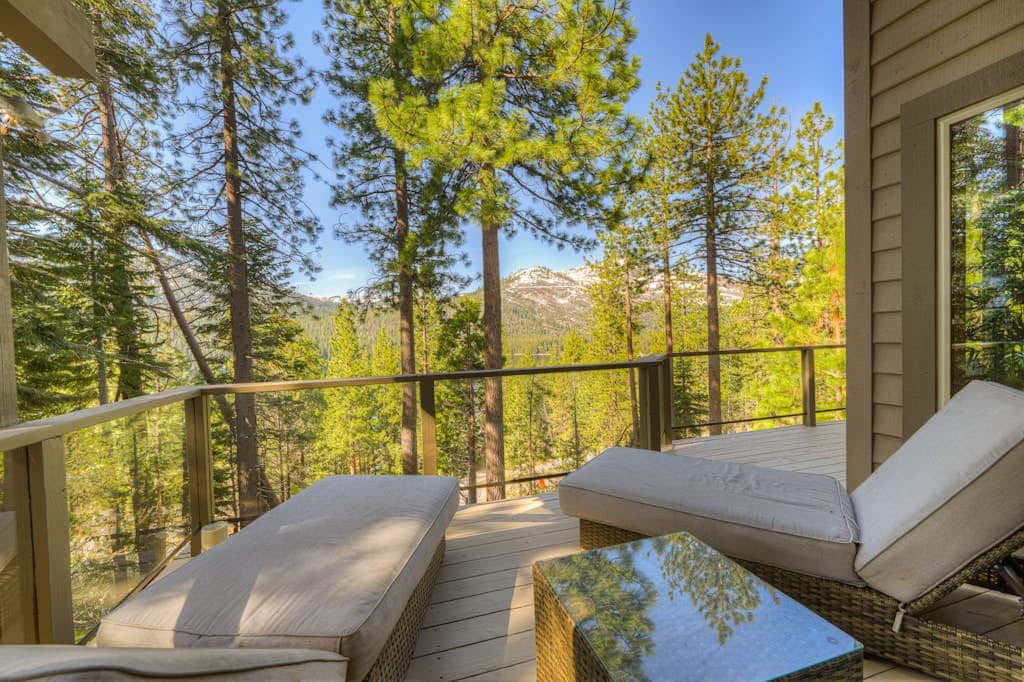 Donner Lake mountain-view delight - multi-level deck & private hot tub views