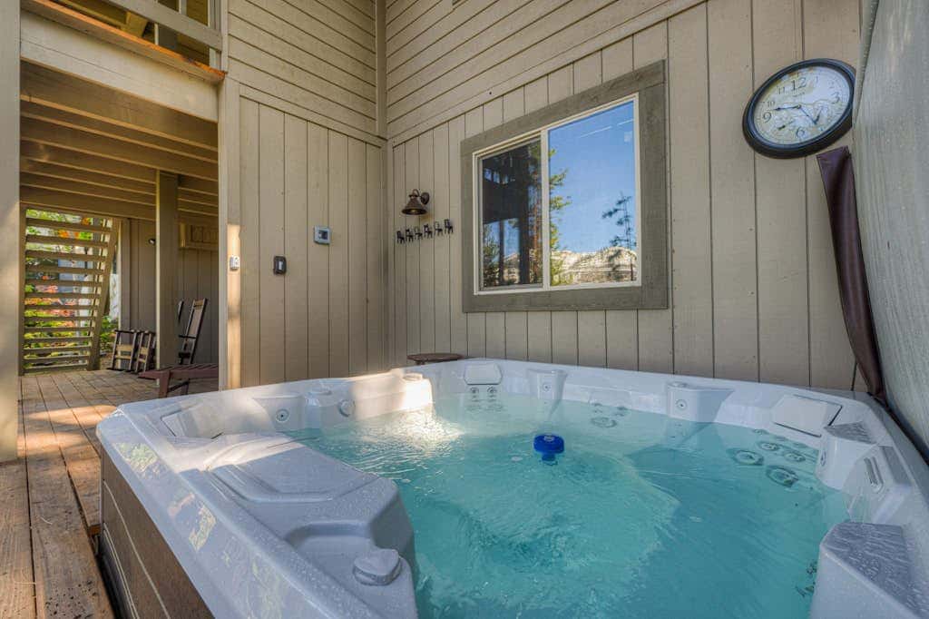 Donner Lake mountain-view delight - multi-level deck & private hot tub views