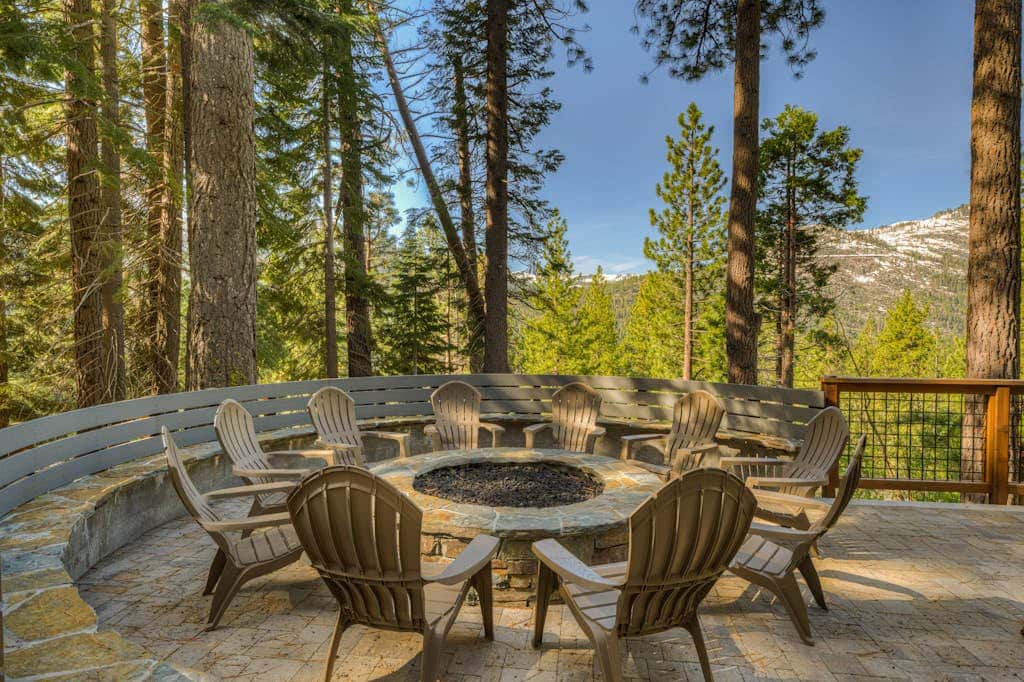 Donner Lake mountain-view delight - multi-level deck & private hot tub views
