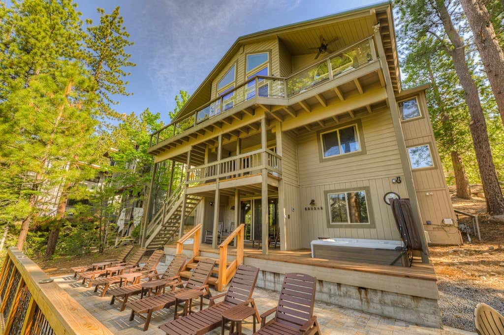 Donner Lake mountain-view delight - multi-level deck & private hot tub views