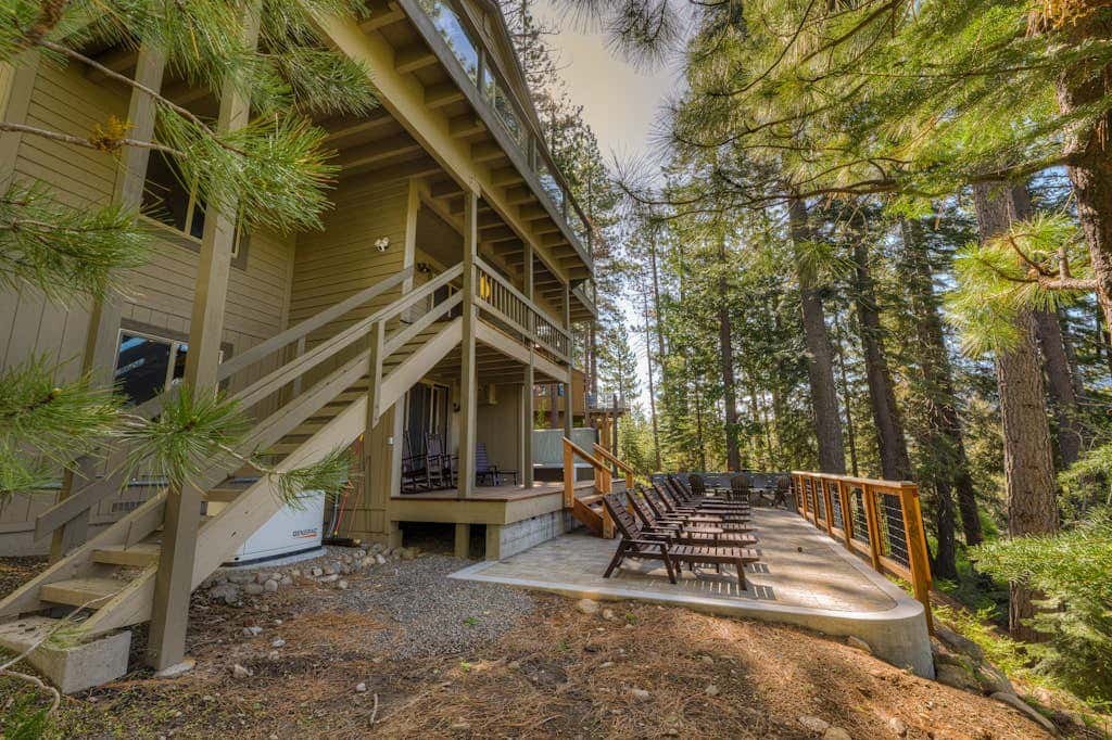 Donner Lake mountain-view delight - multi-level deck & private hot tub views