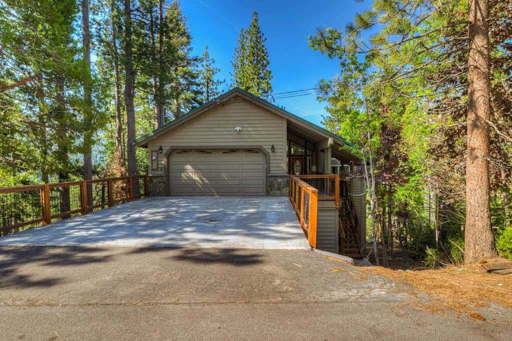 Donner Lake mountain-view delight - multi-level deck & private hot tub views