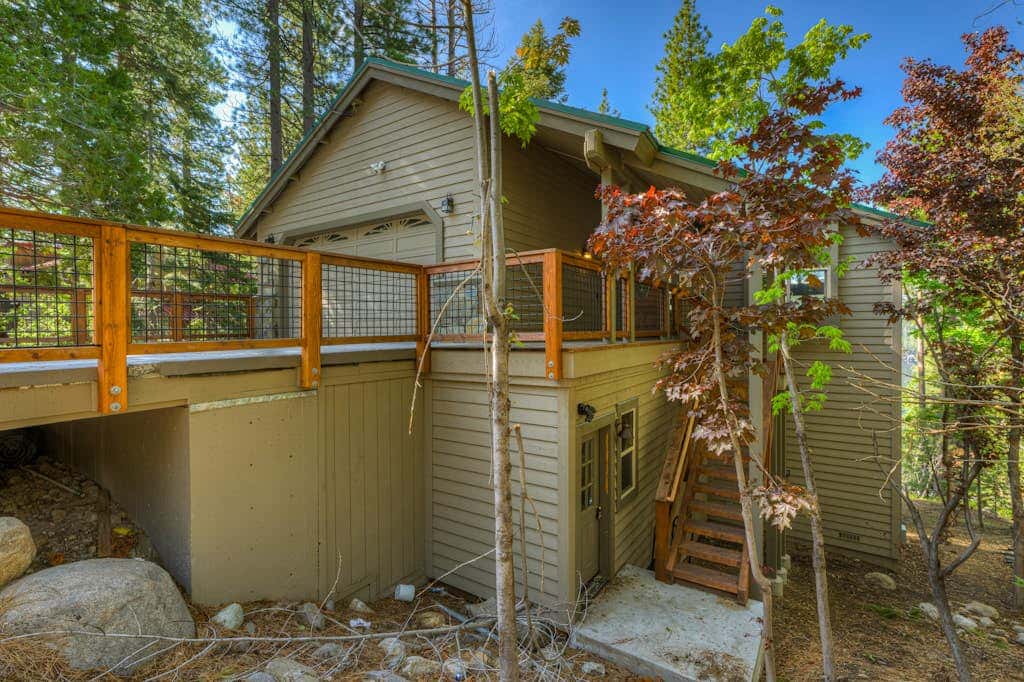 Donner Lake mountain-view delight - multi-level deck & private hot tub views