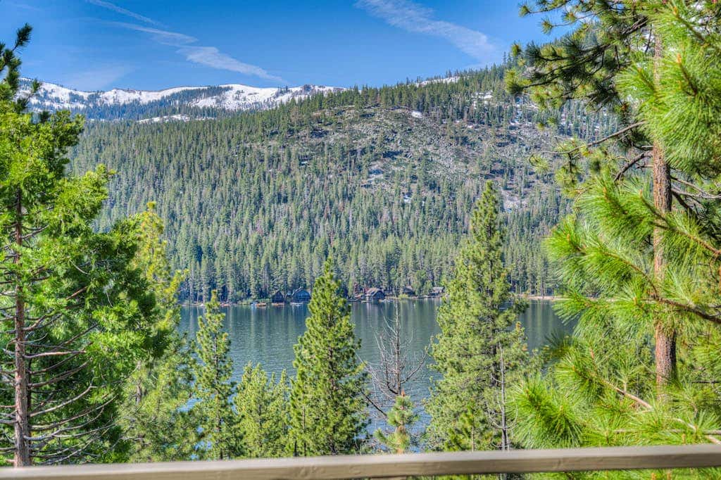 Donner Lake mountain-view delight - multi-level deck & private hot tub views