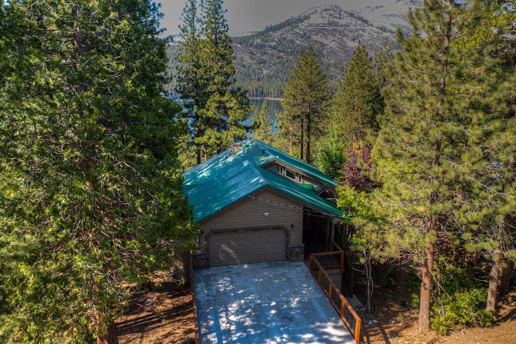 Donner Lake mountain-view delight - multi-level deck & private hot tub views