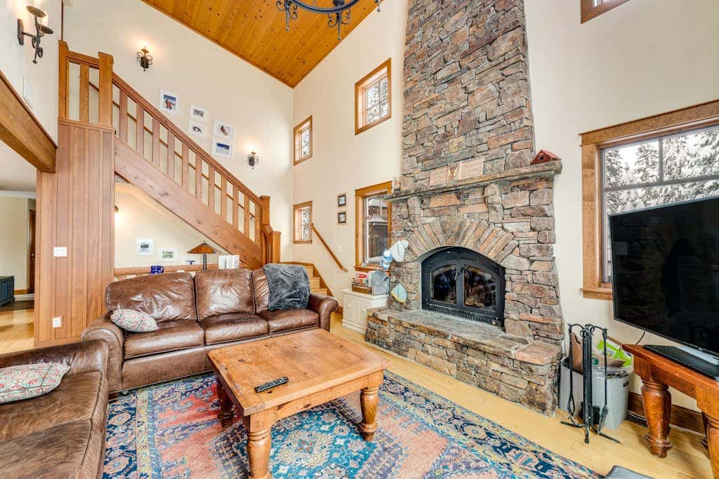 Rustic cabin by the lake & skiing with private sauna & game room - dog-friendly