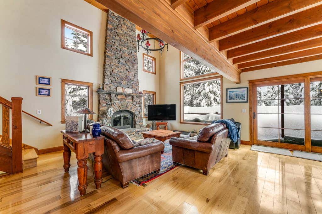 Rustic cabin by the lake & skiing with private sauna & game room - dog-friendly