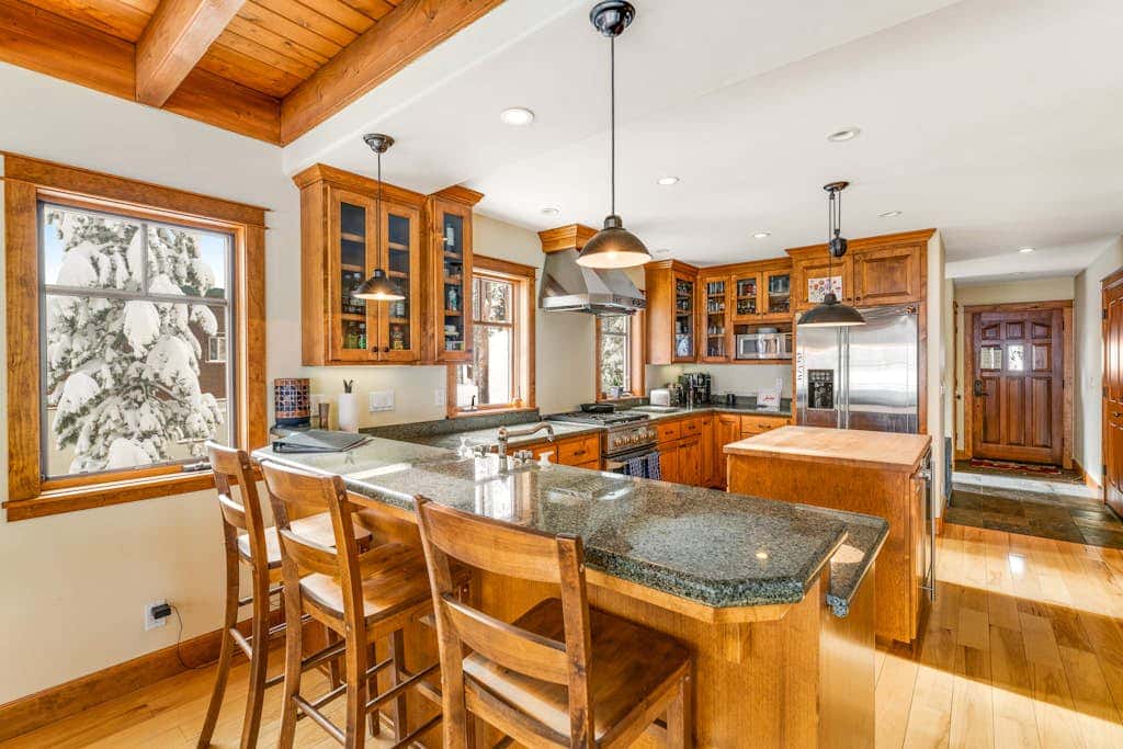 Rustic cabin by the lake & skiing with private sauna & game room - dog-friendly