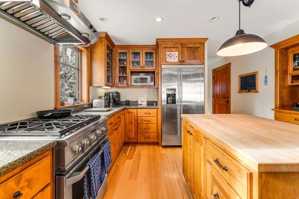 Rustic cabin by the lake & skiing with private sauna & game room - dog-friendly