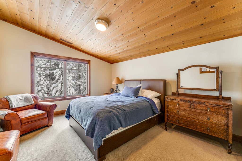 Rustic cabin by the lake & skiing with private sauna & game room - dog-friendly