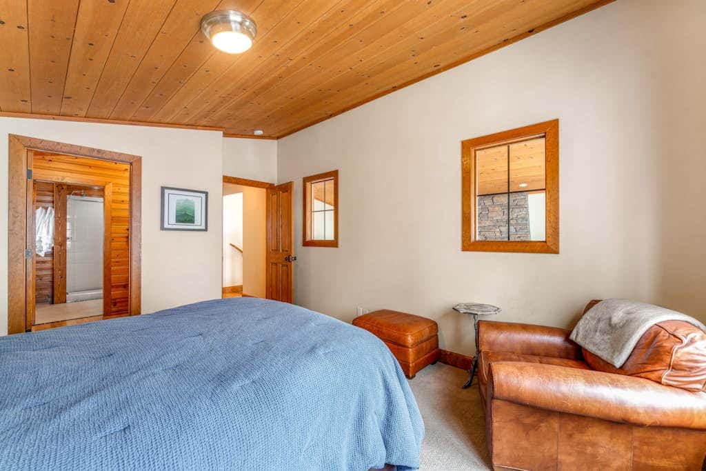 Rustic cabin by the lake & skiing with private sauna & game room - dog-friendly