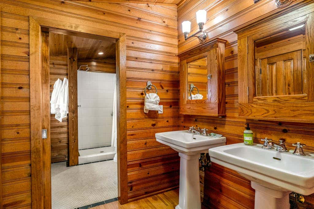 Rustic cabin by the lake & skiing with private sauna & game room - dog-friendly