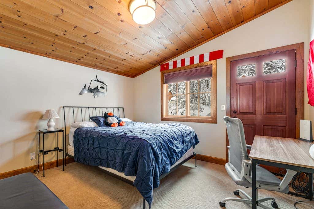 Rustic cabin by the lake & skiing with private sauna & game room - dog-friendly