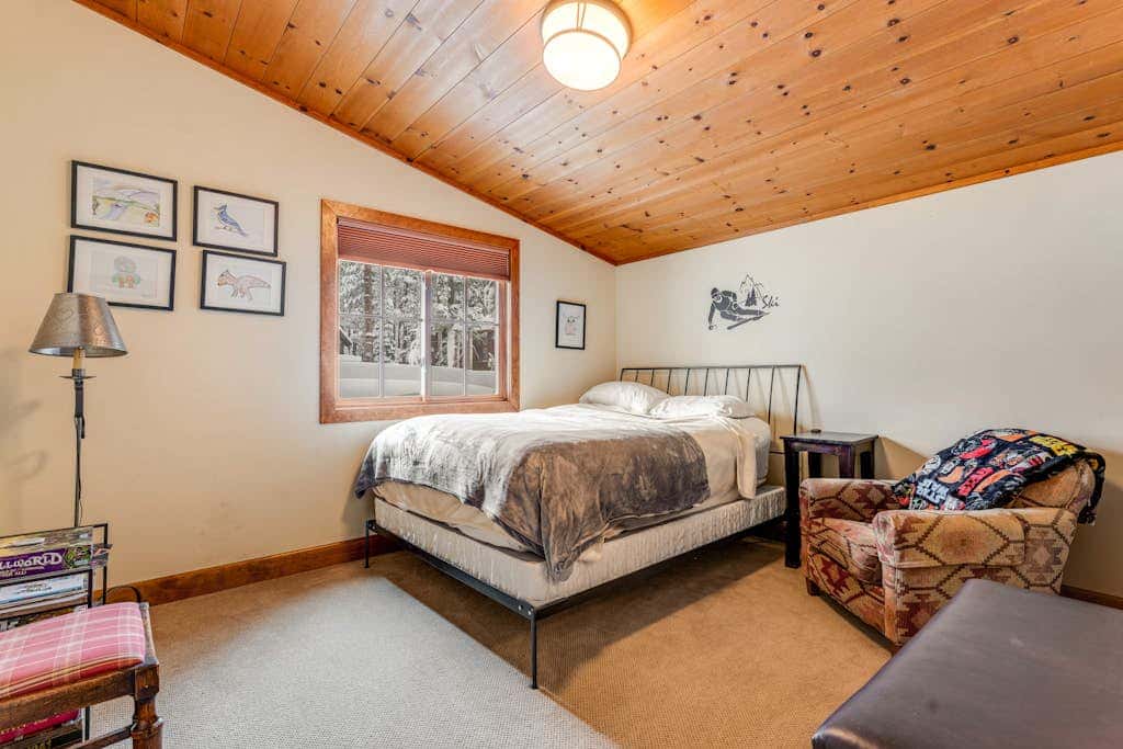 Rustic cabin by the lake & skiing with private sauna & game room - dog-friendly