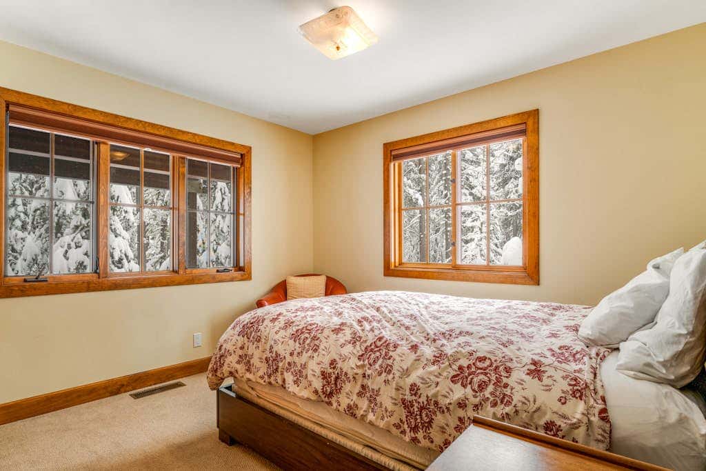 Rustic cabin by the lake & skiing with private sauna & game room - dog-friendly