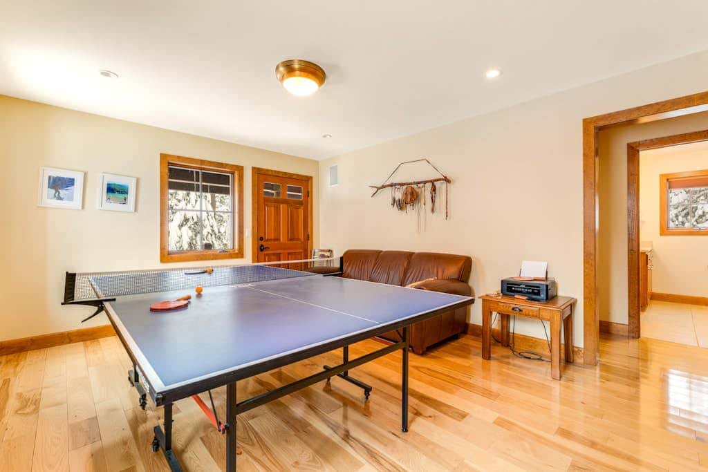 Rustic cabin by the lake & skiing with private sauna & game room - dog-friendly