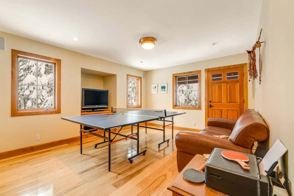 Rustic cabin by the lake & skiing with private sauna & game room - dog-friendly