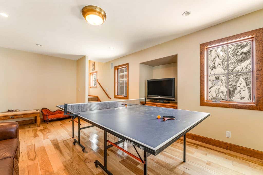 Rustic cabin by the lake & skiing with private sauna & game room - dog-friendly