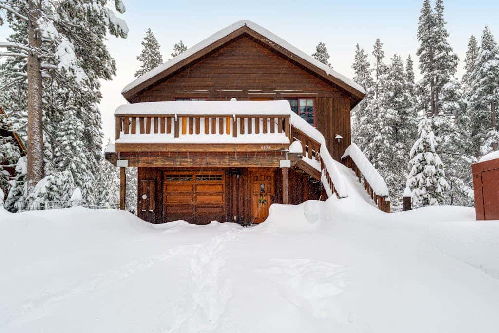 Rustic cabin by the lake & skiing with private sauna & game room - dog-friendly