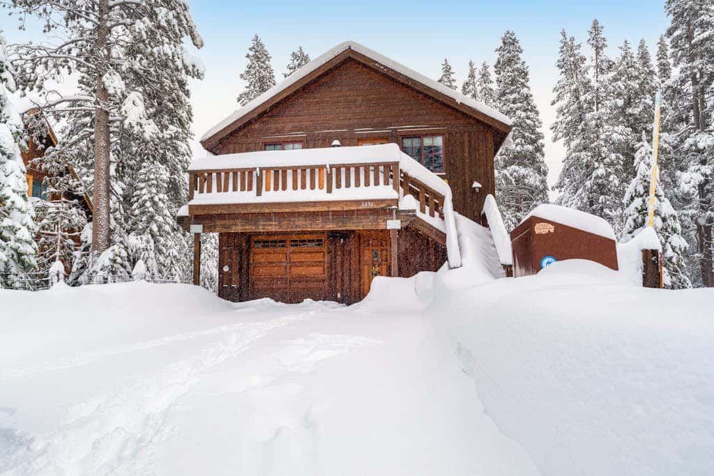 Rustic cabin by the lake & skiing with private sauna & game room - dog-friendly