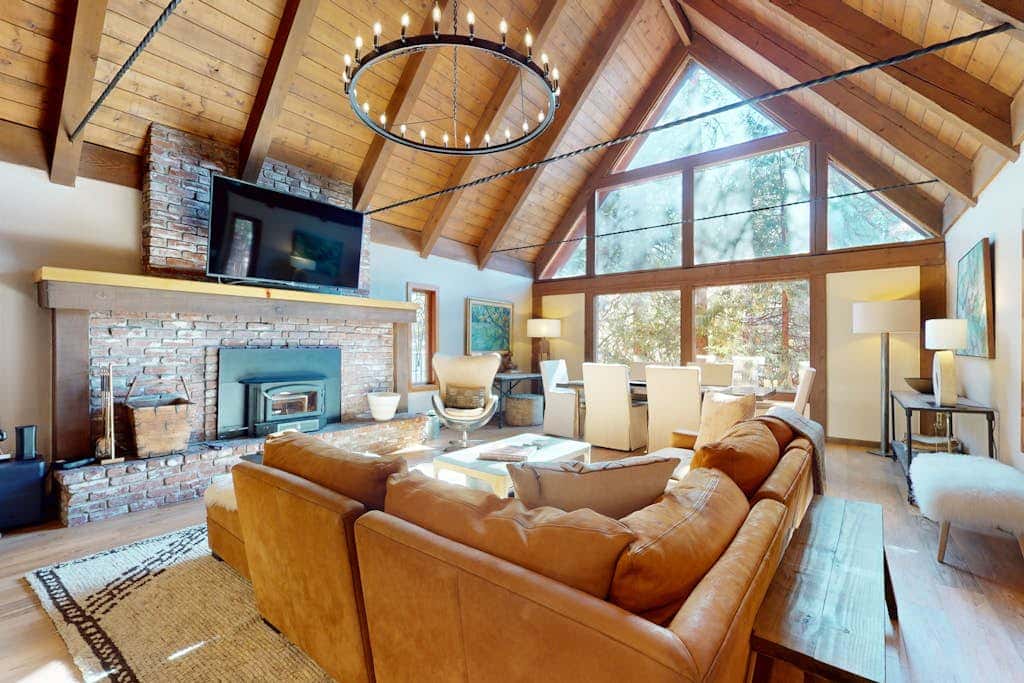 Beautiful home near the lake & slopes with private hot tub, pool table, & WiFi