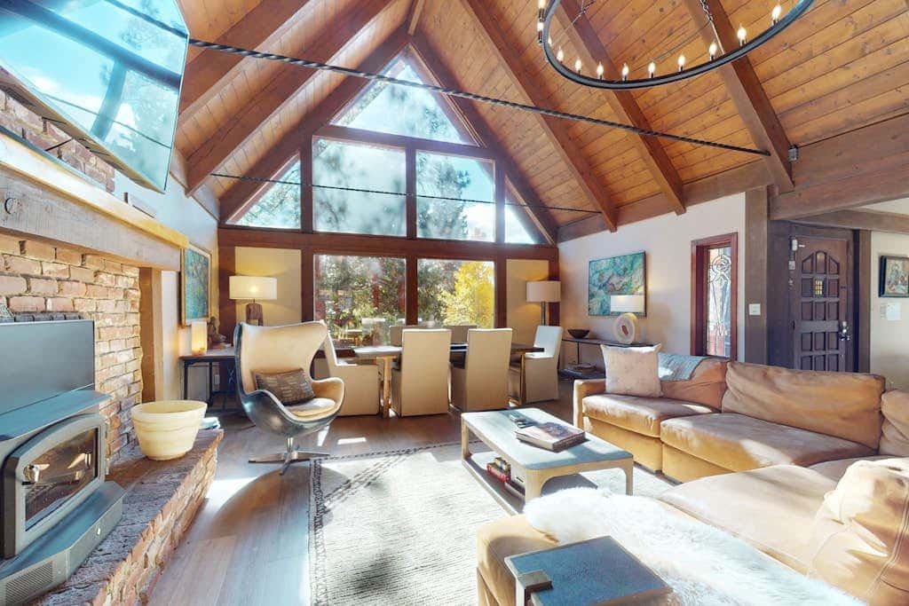 Beautiful home near the lake & slopes with private hot tub, pool table, & WiFi