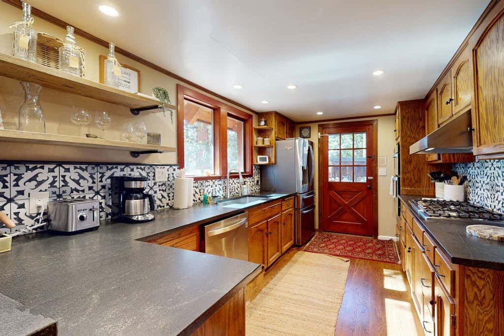 Beautiful home near the lake & slopes with private hot tub, pool table, & WiFi